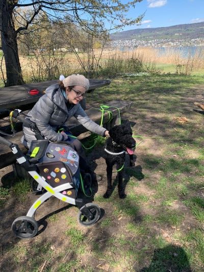 Cécile Bucher und ihr Assistenzhund Jozo