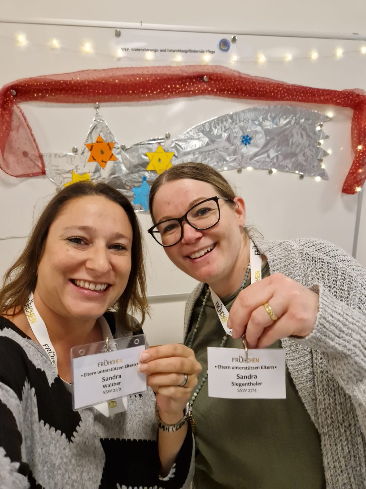 Zwei Peer-Eltern von Frühchen & Neokinder Schweiz zeigen ihre Badges