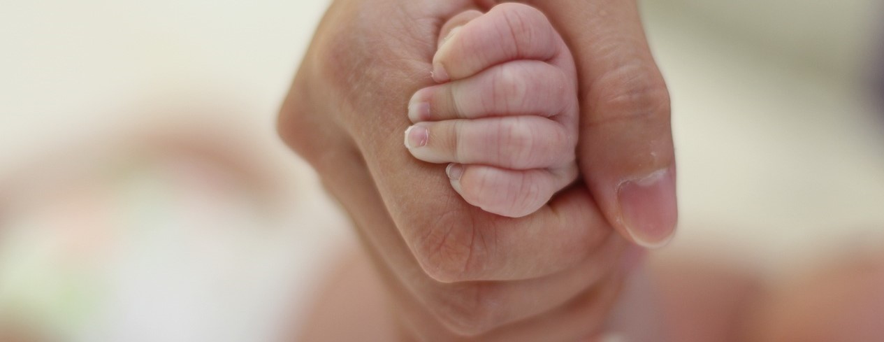 Zwei Hände, die sich stützend halten — Peer-Support von Frühchen & Neokinder Schweiz